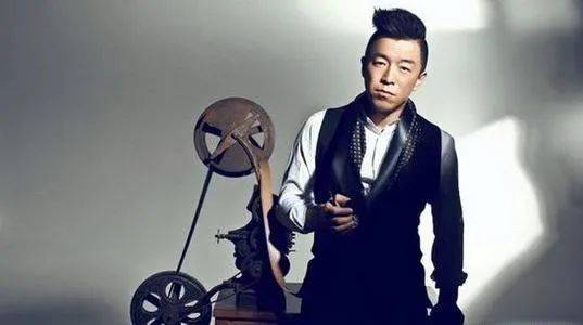 子时|50亿影帝黄渤跑场子时，就跟周迅当过“同事”了