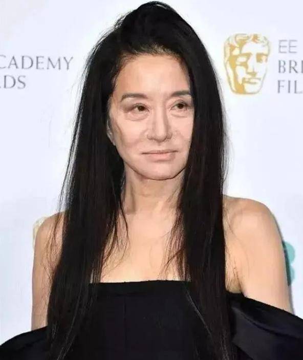 王薇薇|她是娱乐圈顶级设计师,70岁却有20岁体态,脸部下拉狂似衰老症