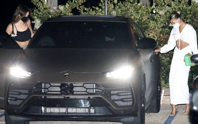 贾斯汀比伯|肯豆海莉合体炸街，海莉穿露胃装大秀性感，肯豆细吊带同样惊艳