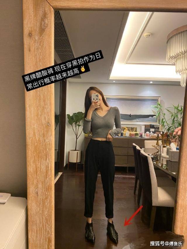 腹肌|没怀孕？张大奕拍照晒腹肌，身材不输董花花，闪亮肚脐钉抢镜！