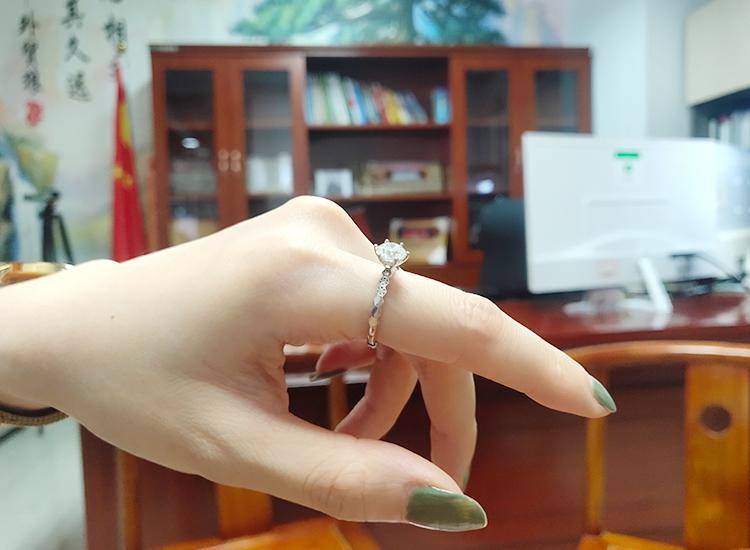 钻石|分享一个精致女孩的珠宝饰品——魔星莫桑钻