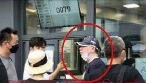 62岁冯小刚病情加重？与徐帆现身街头脸色苍白状