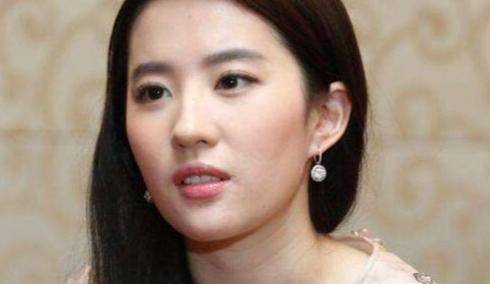 刘亦菲|刘亦菲黄圣依脸越来越大，女神组团发腮，小泽真珠也没逃脱