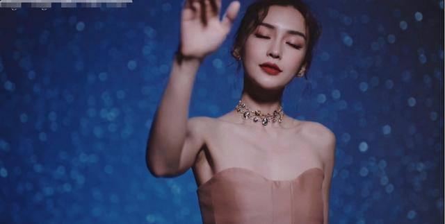 baby|同样是当妈的人，赵丽颖baby最新大片美感完全不同，一个贵气一个优雅