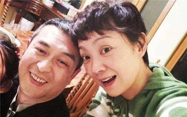 脑门|50岁张嘉译头发花白走路佝偻，女儿皮肤黝黑脑门宽大，不像父母