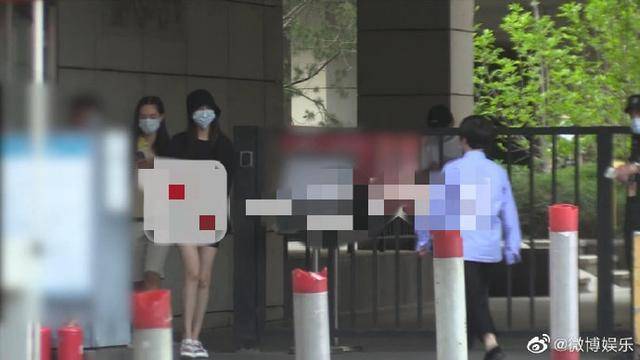 张一山宋妍霏恋爱？聚会返回到女方家中，次日