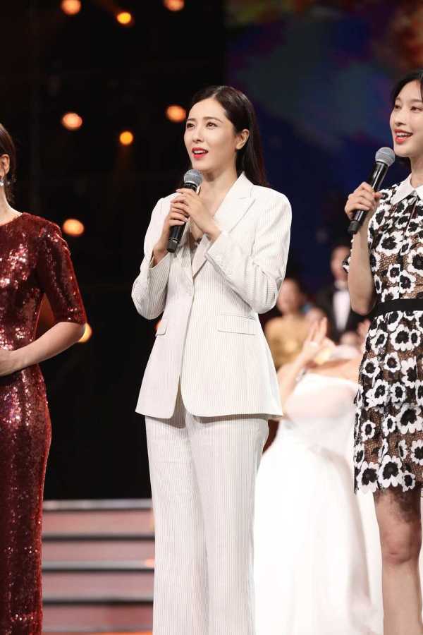 紫色|曾黎真是“氧气美女”，穿紫色连衣裙高贵优雅，一般人hold不住