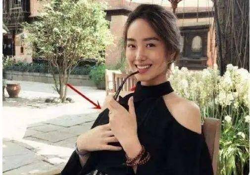 刘亦菲干爹与冯女郎离婚?曾一起现身妇产科,两人差30难长久