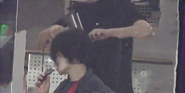 女儿|原创李嫣陪妈妈做头发，王菲店内喝酒又抽烟，出门还踩空险摔倒