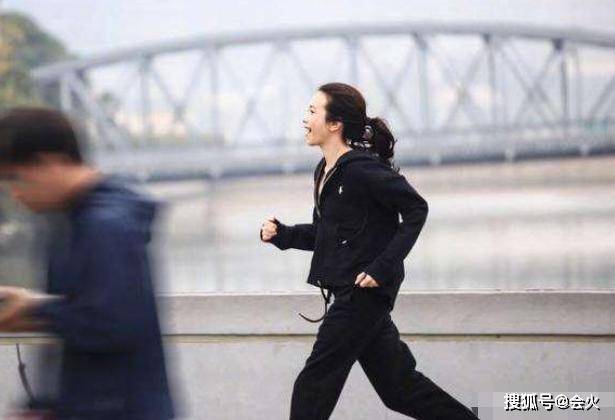 曾为|50岁莫文蔚冻龄有方！素颜出镜活力似少女，曾为美腿投下3000万保险