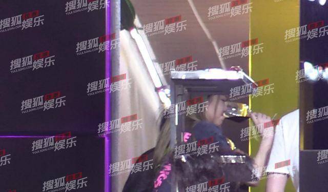 50岁王菲被小狼狗一把搂住,与谢霆锋的世纪复合再次告终?