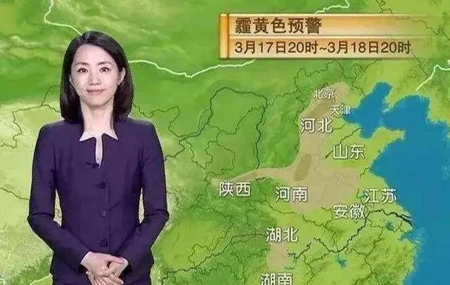 25年"零绯闻"的央视"气象小姐"杨丹,她现在过得怎么样