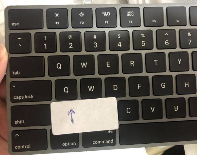 国外网友买到"错版"MacBook Pro,两个Contr