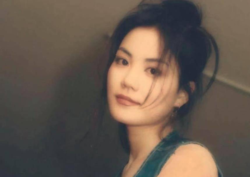 50岁王菲被小狼狗一把搂住,与谢霆锋的世纪复合再次告终?