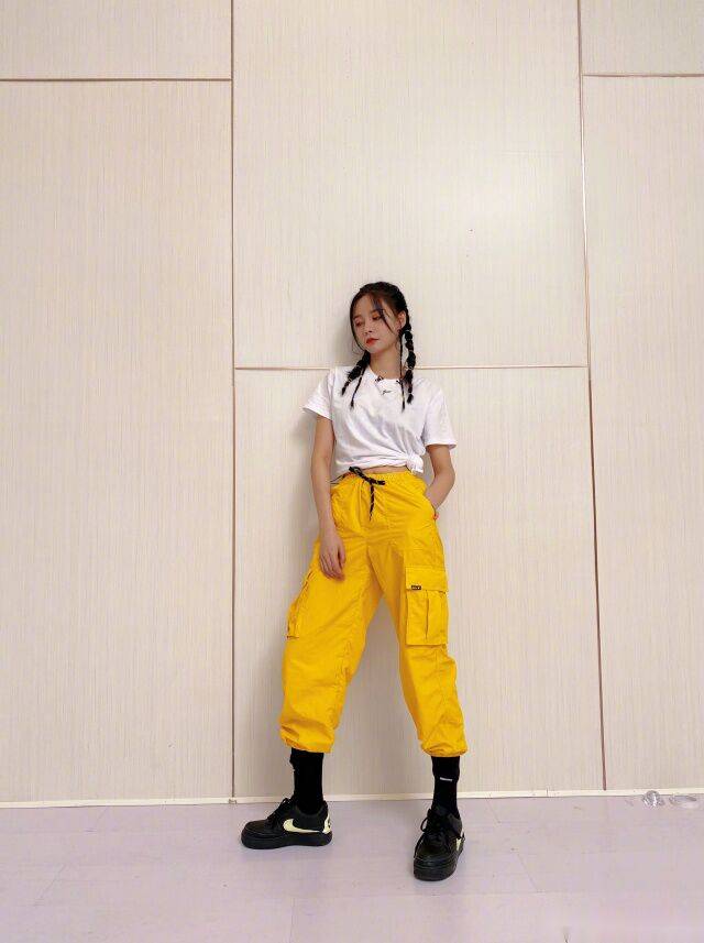 气质|沈梦辰晒最近穿搭照,新发型尽显女团气质,被指撞脸李小璐