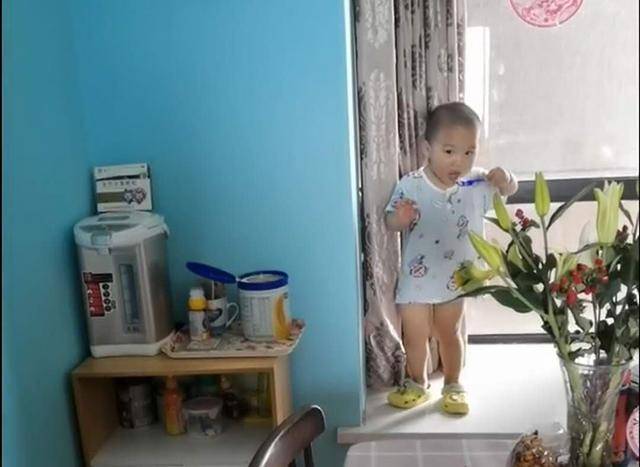 家中奶粉无故减少，妈妈对宝宝“暗中观察”后发现真相，网友笑翻