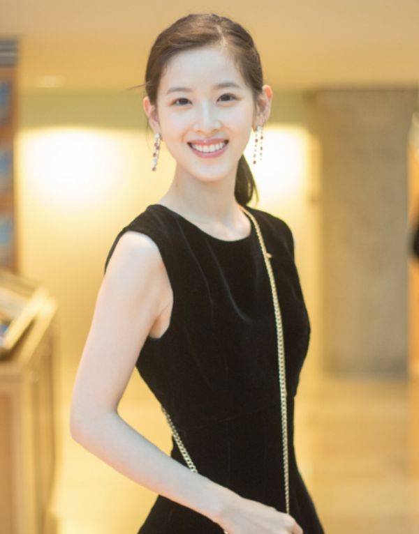 低调|“京东夫人”不再低调？章泽天穿“露脐装”秀身材，嫁给爱情越来越美