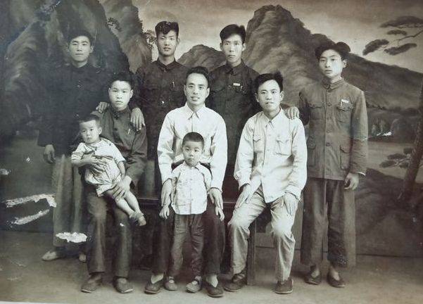 美文|颜建国：92岁老父亲相册里，60年前的东平四中毕业老照片弥足珍贵