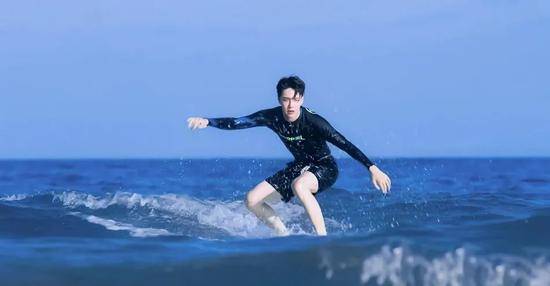 皮肤|同在夏日美黑店打工王一博都黑了 乔欣是在偷懒吗