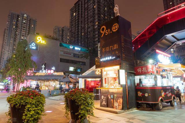 重庆属这条街最火,入夜后繁华无比,是全国夜市经济的领头羊