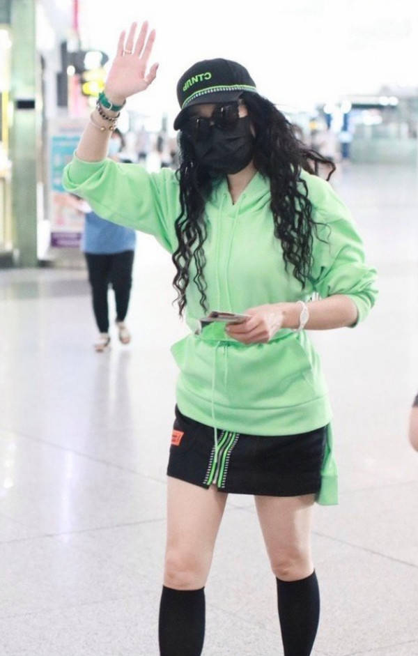 形象|谁能管住钟丽缇？把自己打扮成“翠花”露面，束身衣外穿谁敢尝试