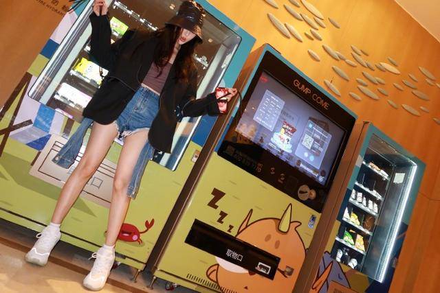 张天|张天爱大赞黄明昊品牌的外套，一转身露出设计师的小心机