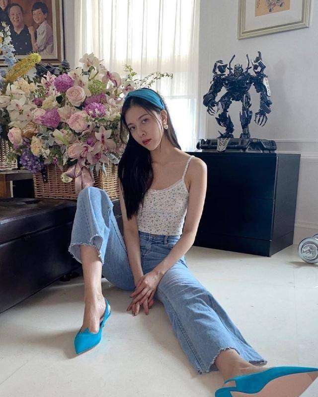 宋妍霏25岁这么敢穿,紧身抹胸裙勒出凹凸感,结果露大象腿真尴尬