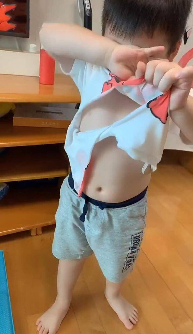 弟弟与姐姐干架，身上“战袍”被姐姐撕碎，妈妈：人在屋檐下，该低头就低头