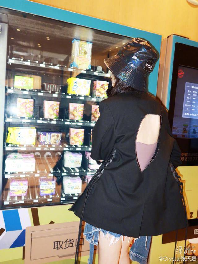 张天|张天爱大赞黄明昊品牌的外套，一转身露出设计师的小心机