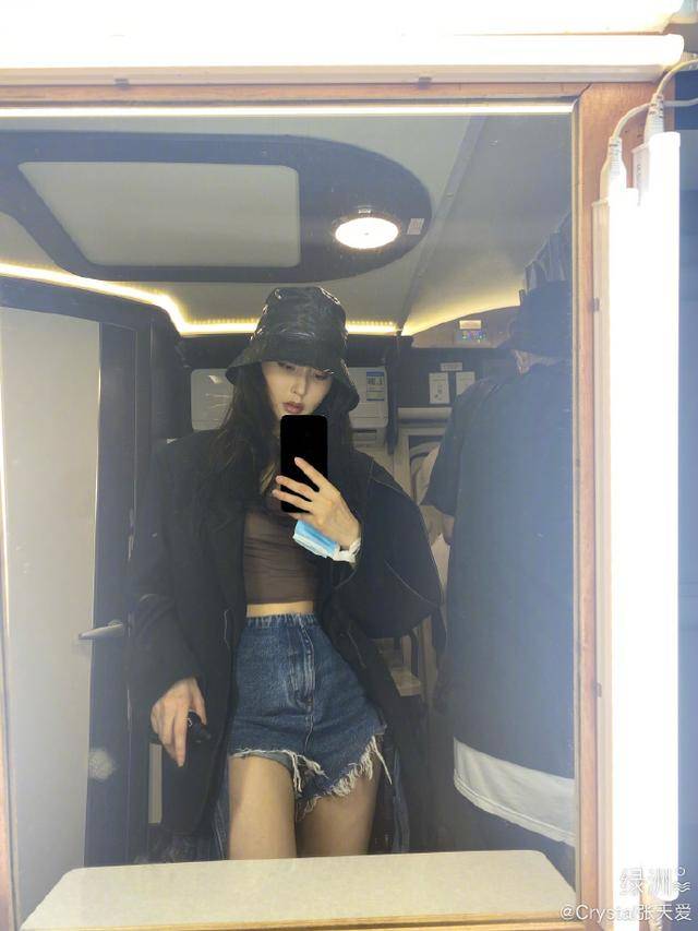 张天|张天爱大赞黄明昊品牌的外套，一转身露出设计师的小心机