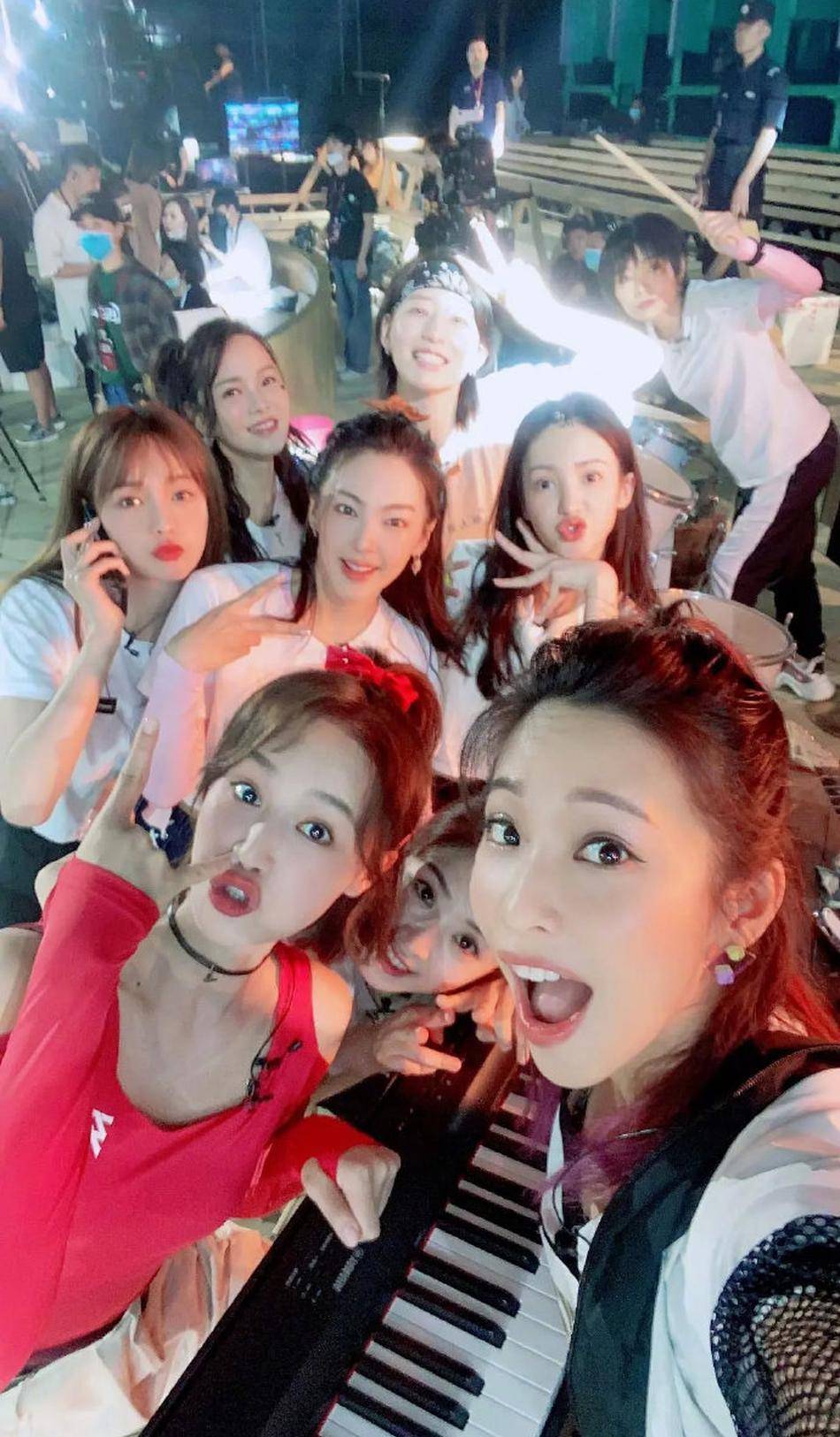 黄圣依|张萌的皮肤有多白？《浪姐》中一骑绝尘，跟黄圣依同框对比更明显