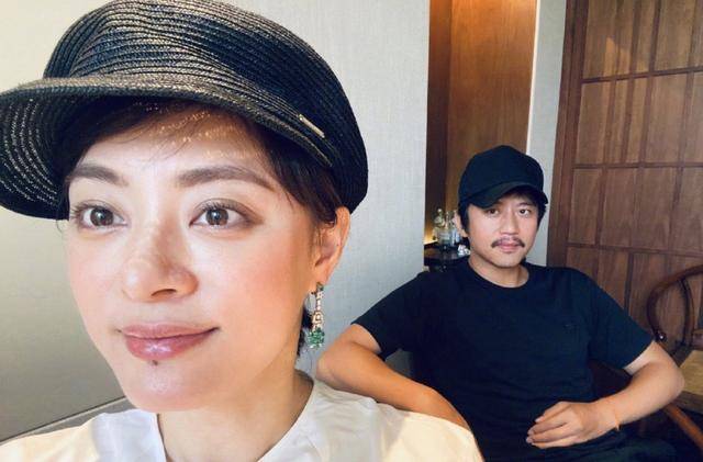 脸色|原创孙俪带妹妹跳舞，看不出20岁年龄差，孙艳脸色惨白被侃五行缺韵律