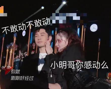张萌|原创黄晓明状态不佳？被宁静强搂跳舞，慌到手不知放哪，还一脸嫌弃？