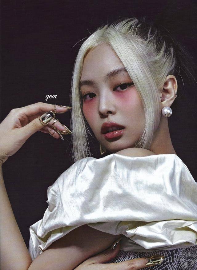 木村|暗黑媚惑妆失败，木村心美透视风变“妈咪”，妈妈小背心还踩一脚