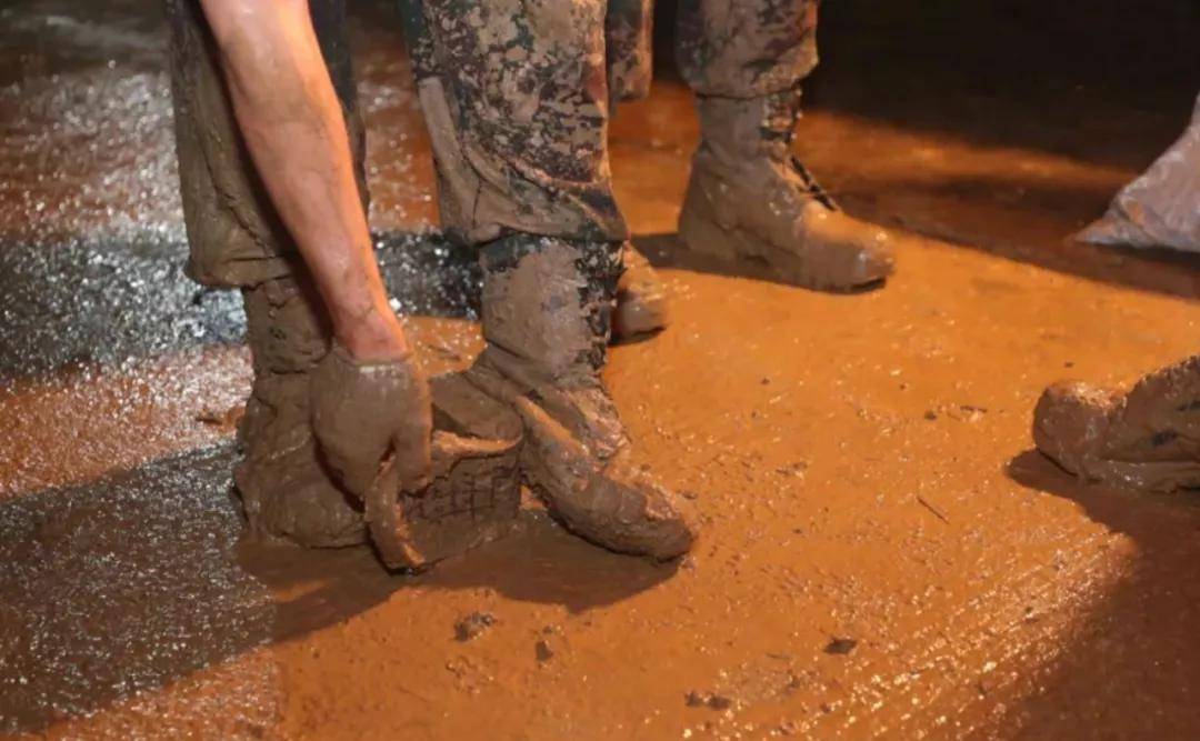 他们满脚泥水,甚至连鞋底都被走破.