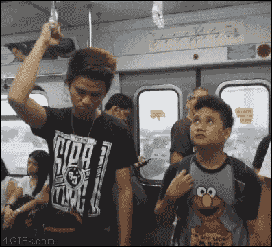 搞笑gif:今天心情不错,我要摇一摇!