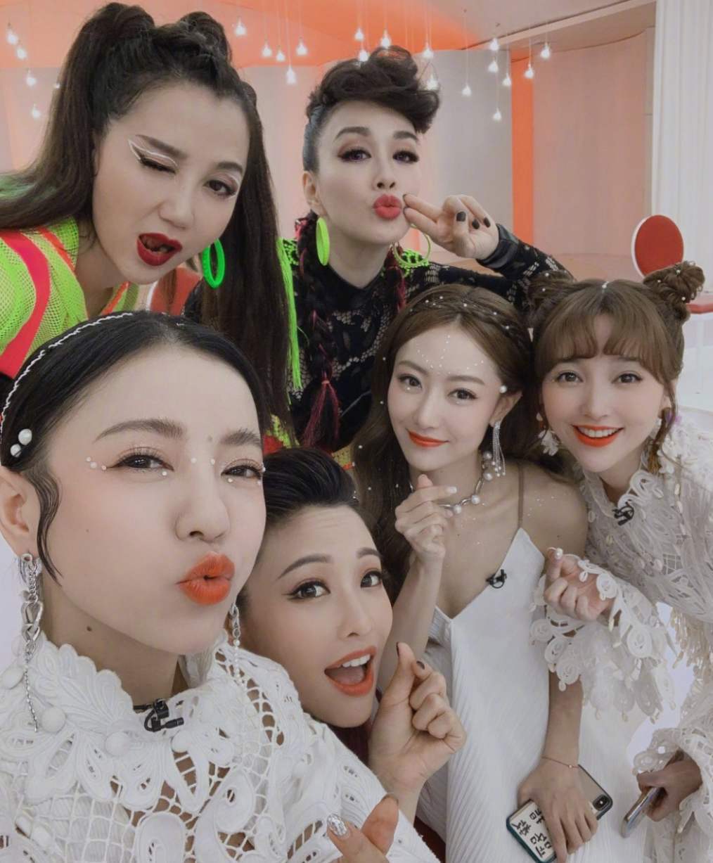 黄圣依|张萌的皮肤有多白？《浪姐》中一骑绝尘，跟黄圣依同框对比更明显