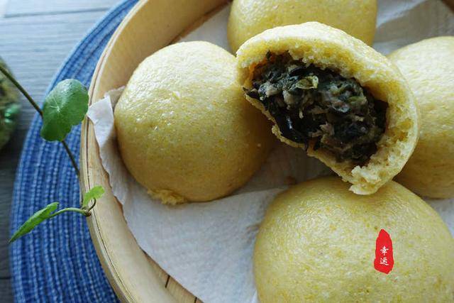 黑木耳|皮薄馅大馅抱团,黑木耳脆爽让口感更佳色泽金黄的菜窝窝出锅了