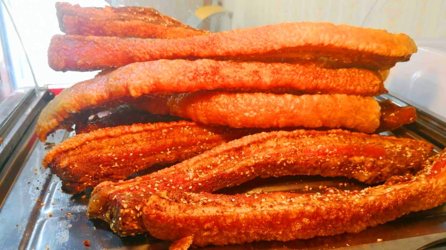 原创震惊!一份脆皮五花肉卷排起10几米长队购买,网红美食成就的经典