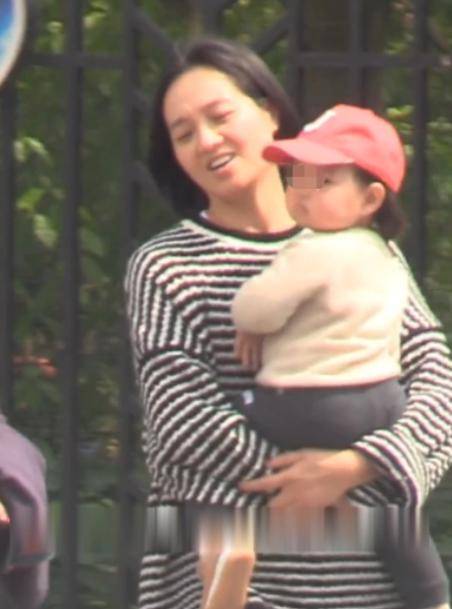 原创朱丹挺4个月孕肚抱女儿太吃力！女儿正面照曝光，太像老公周一围