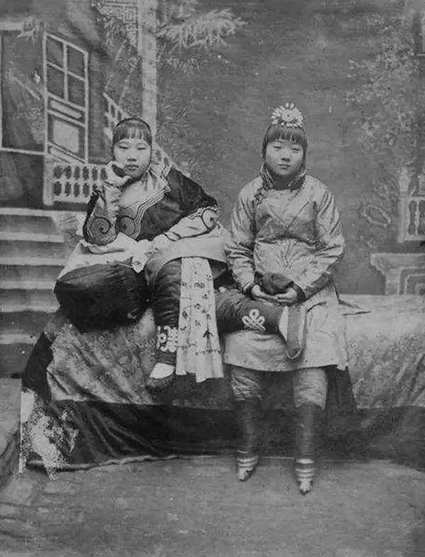 1869年,梳妆的满族女子(大概在此女子家中院内拍摄).