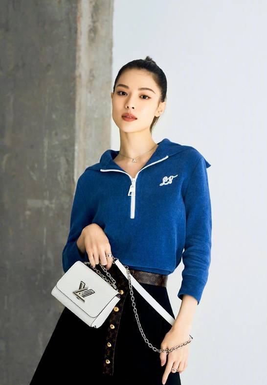 迪丽热巴|女星撞包:迪丽热巴美艳钟楚曦时髦,她靠低调搭配赢得称赞