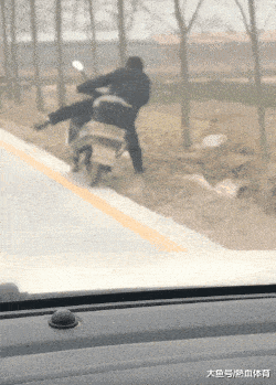 搞笑gif:你说这是老司机还是女司机