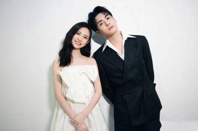 男方|原创当红人气小花恋情被曝光？男方着急否认是心虚吗？