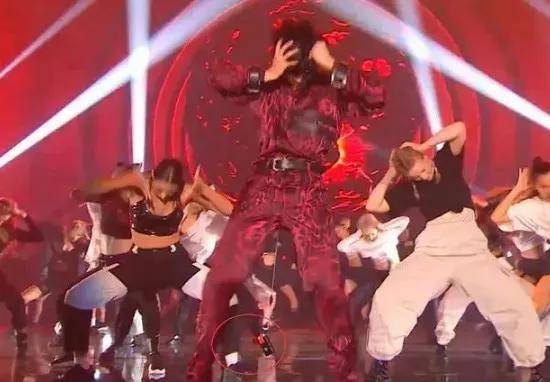 扇子|原创金莎掉扇子在《浪姐》现场大哭，看看其他明星如何化解舞台失误？