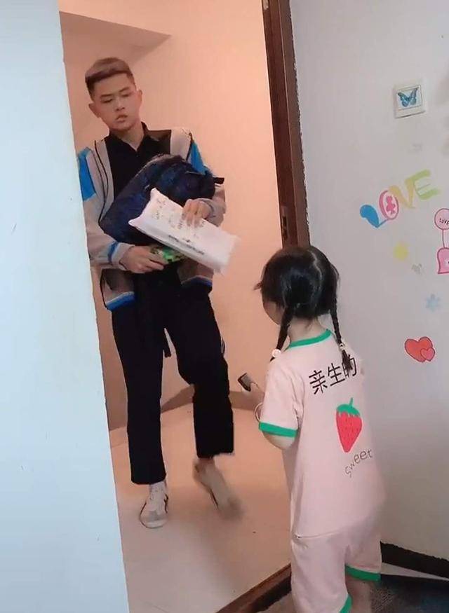 哥哥放学回家,妹妹进行“一条龙”服务,爸爸:我都没享受过这待遇 哥哥放学回家,妹妹进行“一条龙”服务,爸爸:我都没享受过这待遇