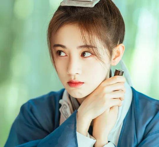 文曦|原创一开播就冲上热度榜第二，但鞠婧祎新剧口碑却两极分化