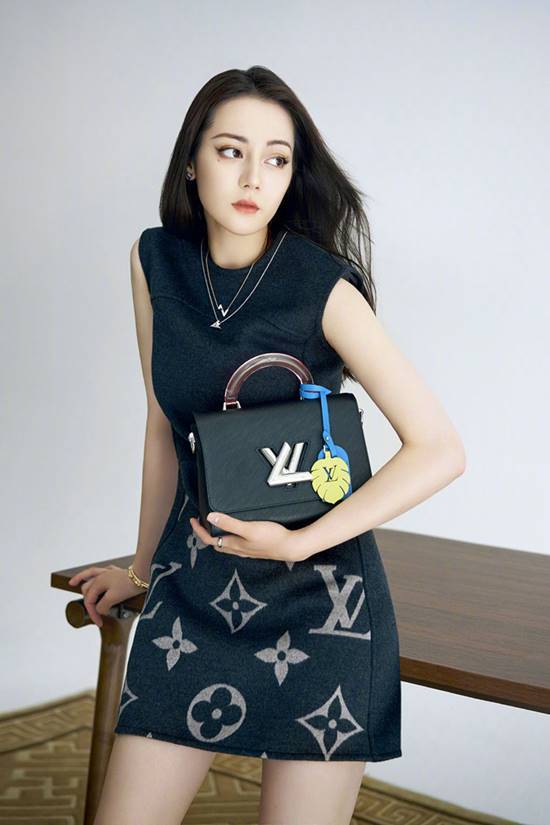 迪丽热巴|女星撞包:迪丽热巴美艳钟楚曦时髦,她靠低调搭配赢得称赞