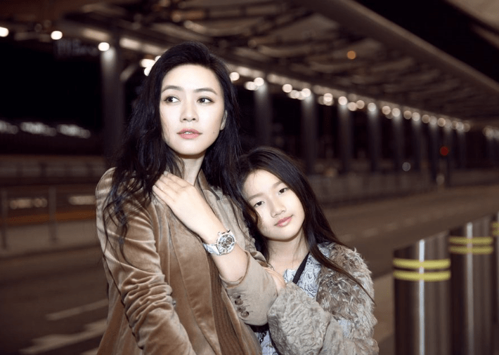 她事业巅峰意外怀孕，丈夫是谁至今未知，女儿12岁长相浮现生父基因
