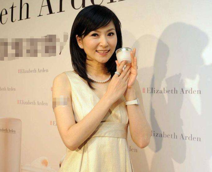 她被称为“第一美妇”,出道25年无绯闻,53岁仍像30岁